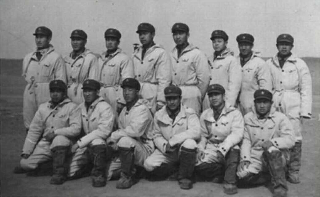 (1978年3月，参加核试验战友合影。前排左起：刘召前、李清朝、李明亮、陈新传、刘树杰、张承祥；后排左起：耿涛、董福华、王子成、开钢、李秀智、李建华、张志俊、刘树合；